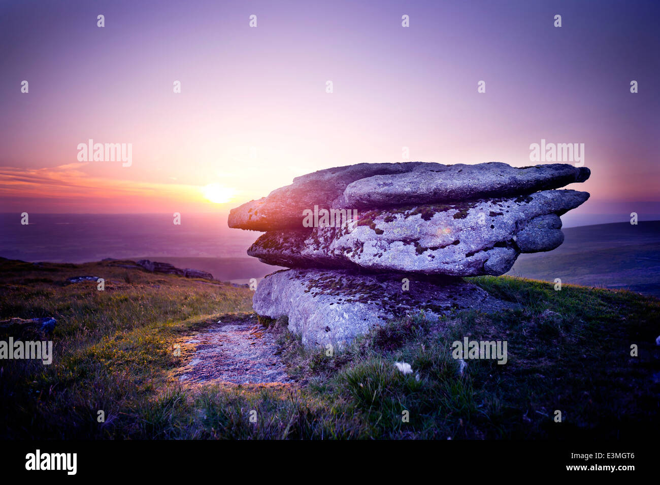 Páramos salvajes espectaculares rocas. Puesta de sol paisaje silvestre de Dartmoor, REINO UNIDO Foto de stock