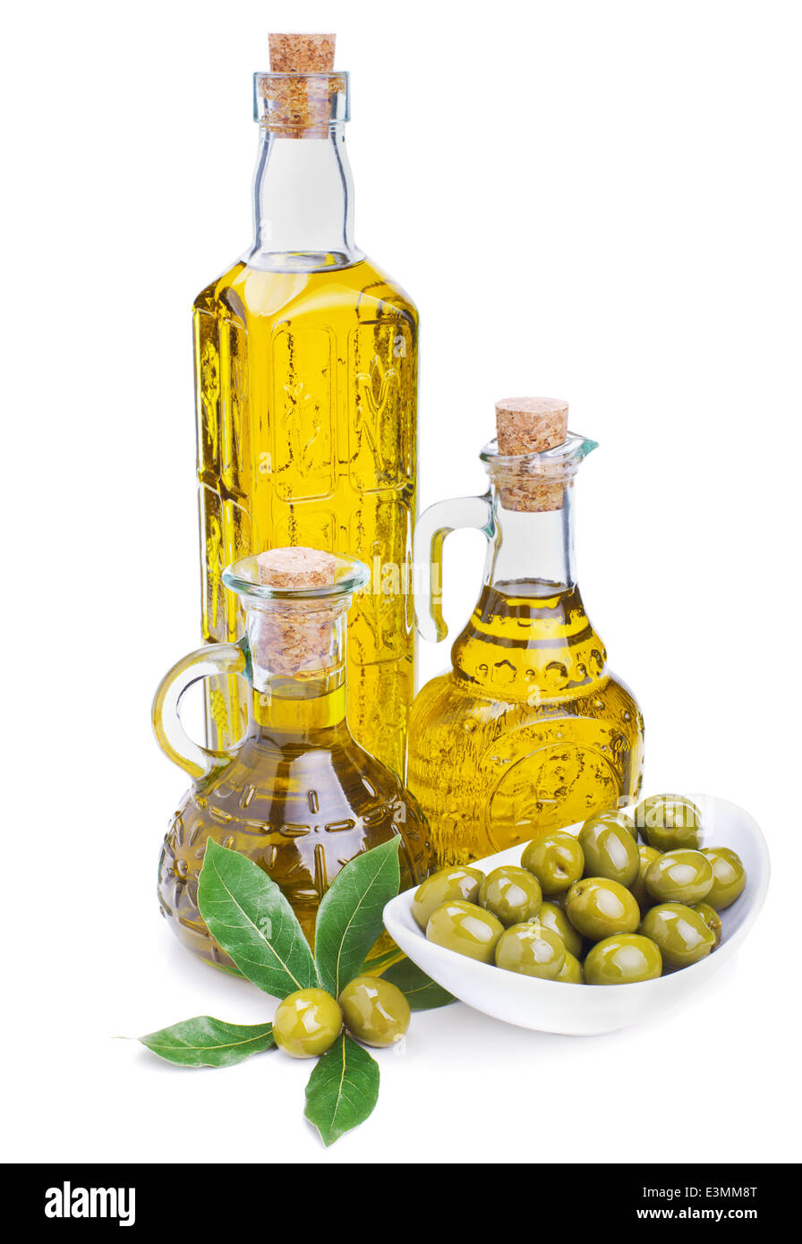 Botellas de aceite de oliva y aceitunas verdes con hojas aislado en blanco Foto de stock