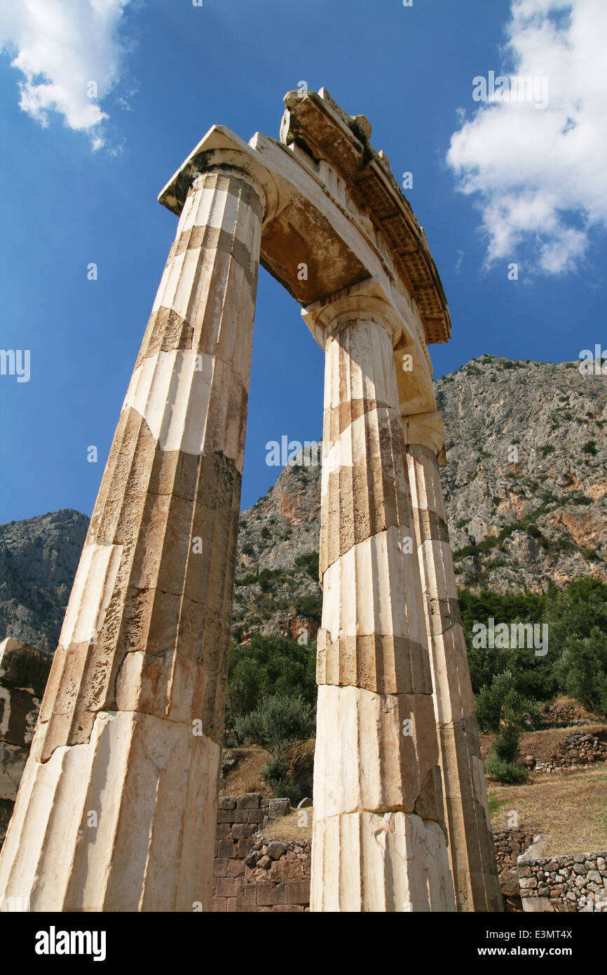 Pilastras dóricas del Tholos en el santuario de Atenea Pronaia en Delfos, Grecia. Foto de stock