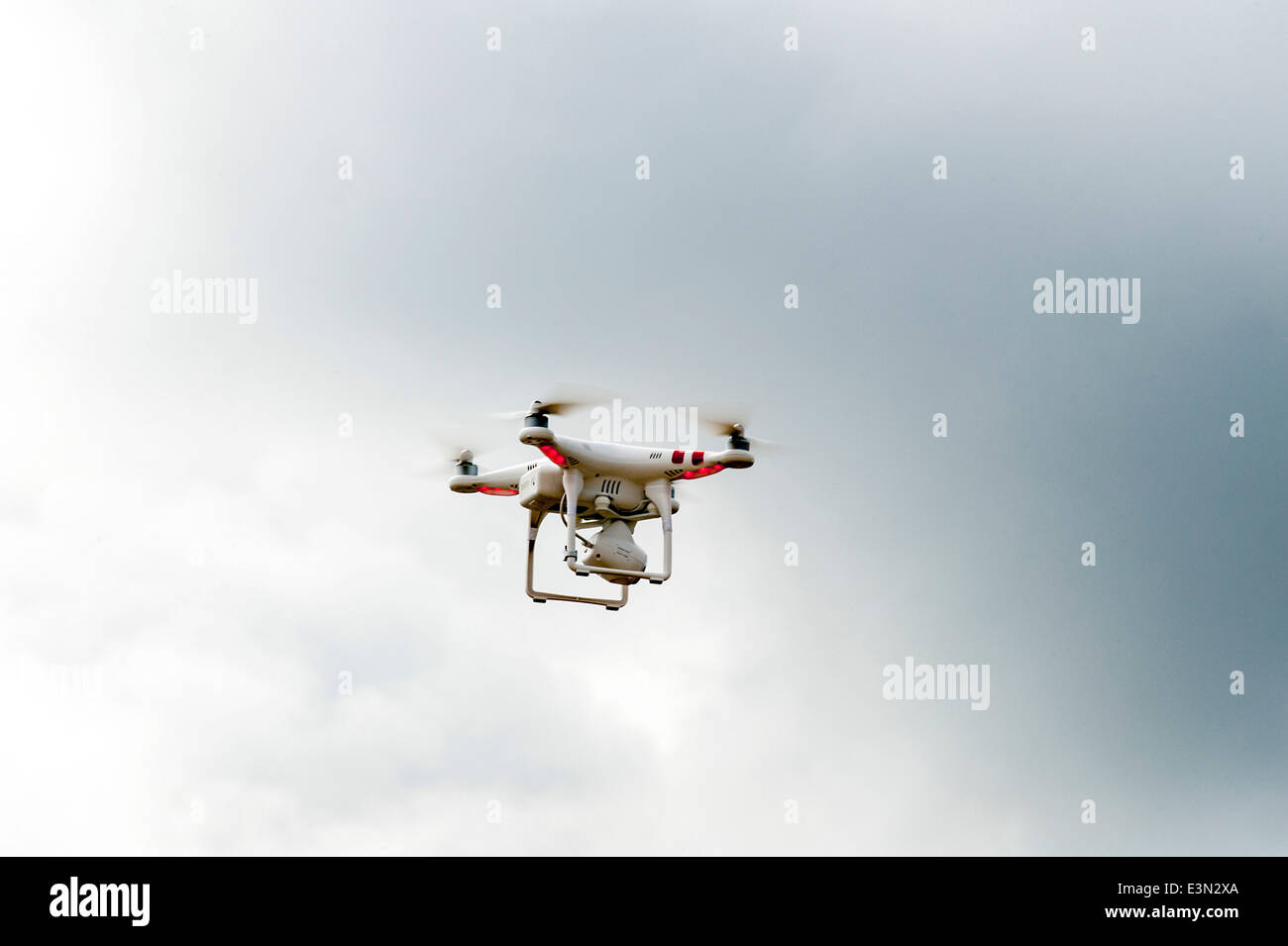Cámara de control remoto de radio drone volando en vuelo sobre el Lago Foyle, Derry,Londonderry, Irlanda del Norte Foto de stock