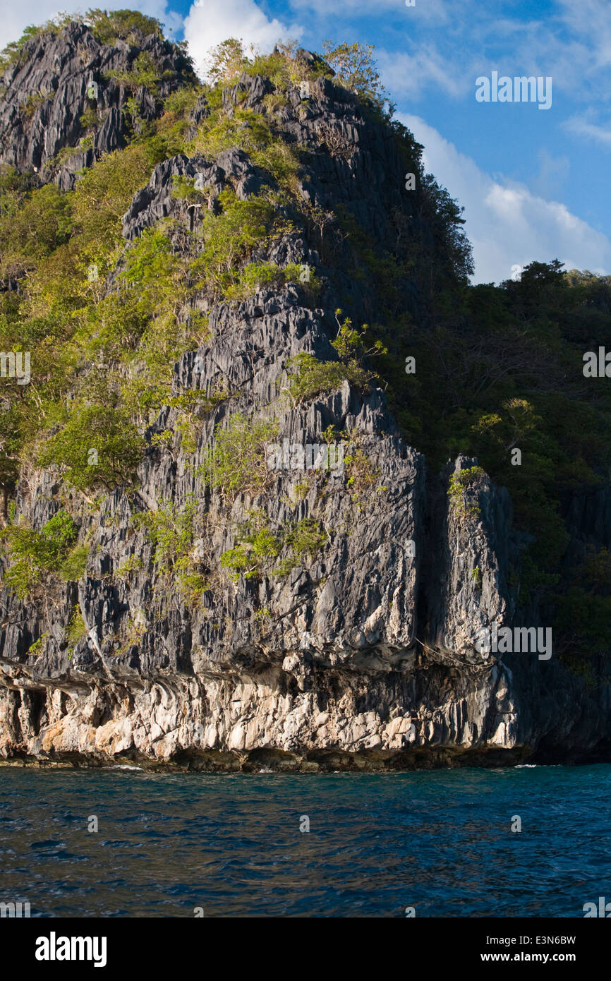 Acantilados de piedra caliza en una pequeña isla cerca de la isla de BUSUANGA EN EL GRUPO CALAMIAN - Filipinas Foto de stock
