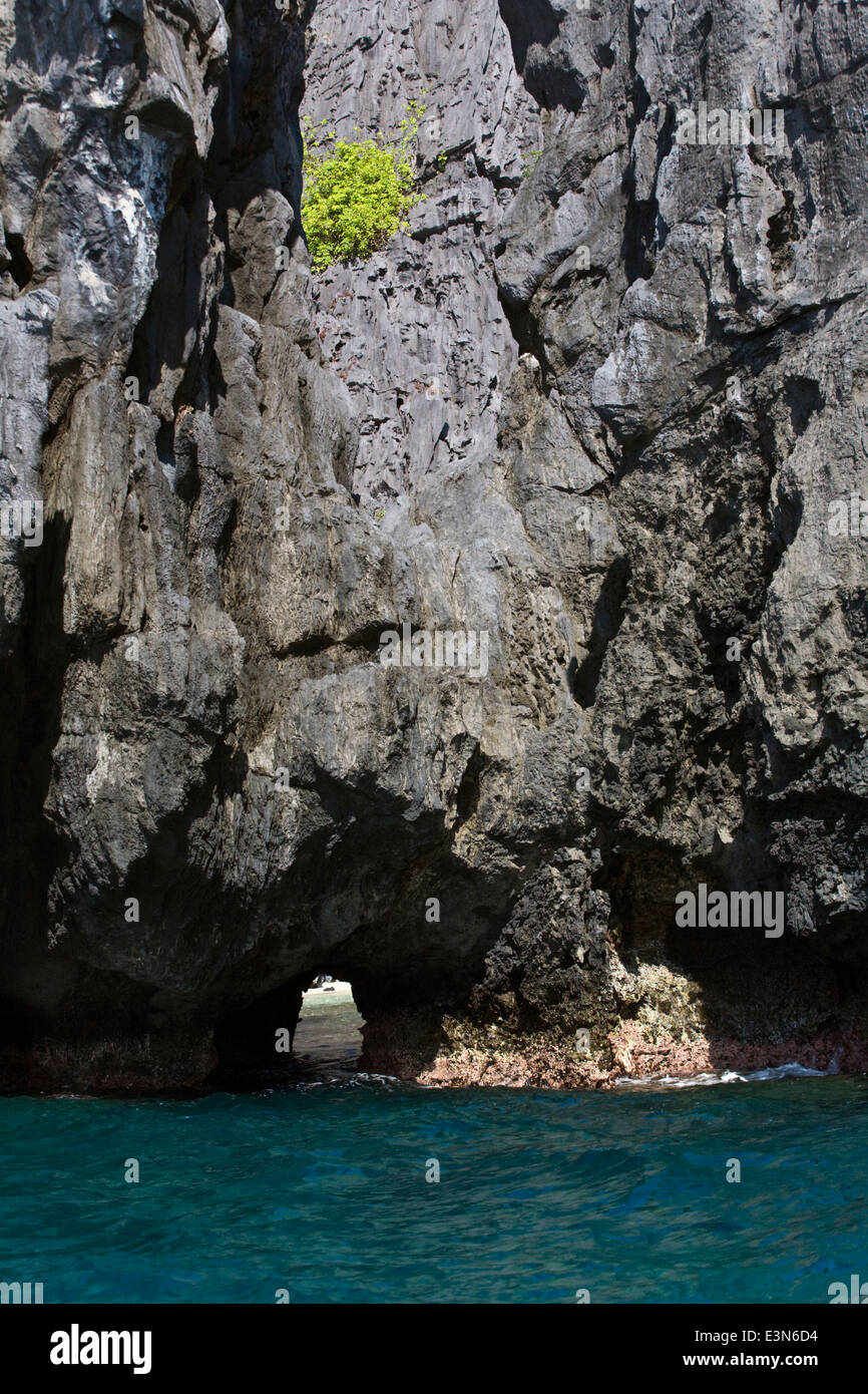 Un acantilado de piedra caliza en ISLA MATINLOC CERCA DE EL NIDO - isla de Palawan, Filipinas Foto de stock