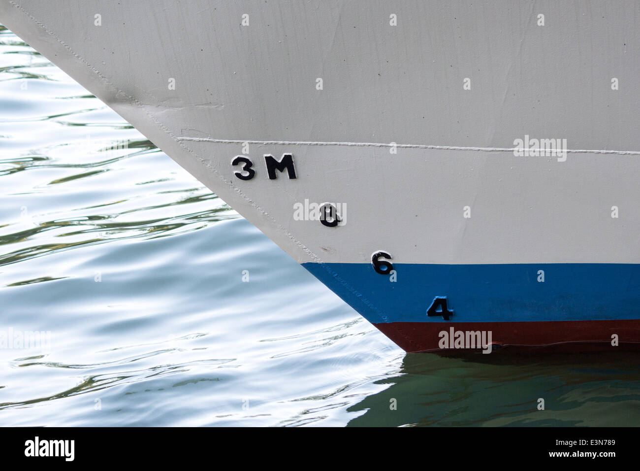 Marcadores de profundidad en la proa de un barco Foto de stock
