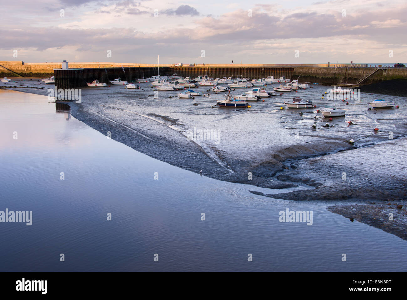 Bahía de Port-en-Bessin en marea baja, Normandía, Francia Foto de stock
