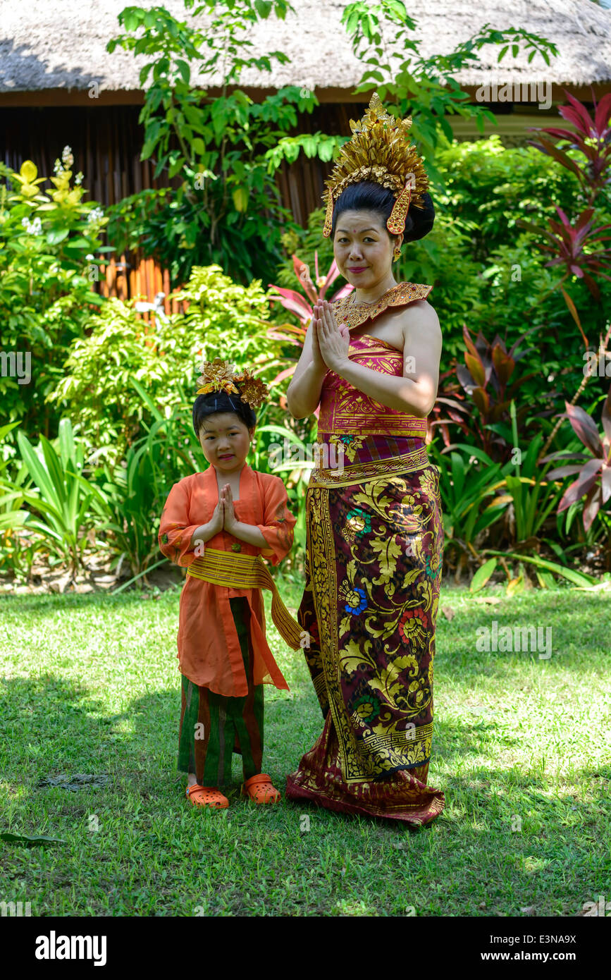 Chica en traje tradicional Balinés Bali Indonesia Fotografía de stock -  Alamy