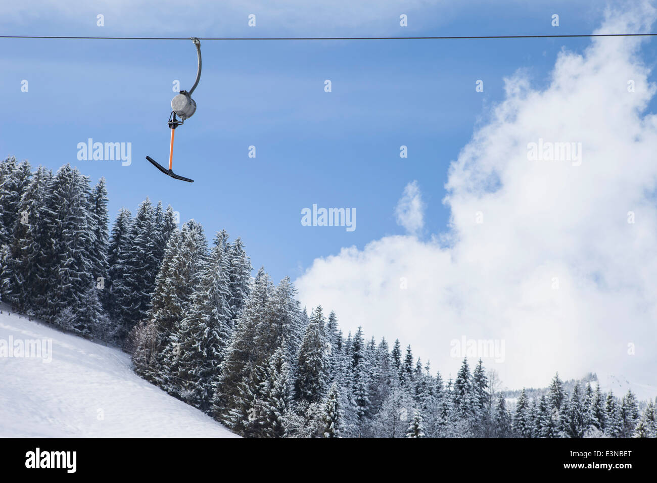 Ski lift contra el cielo nublado durante el invierno Foto de stock