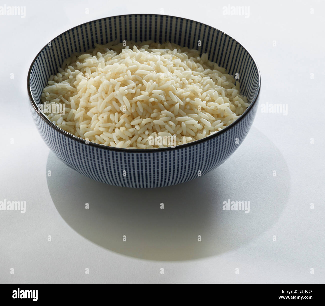 En un tazón de arroz pegajoso sobre fondo gris Foto de stock