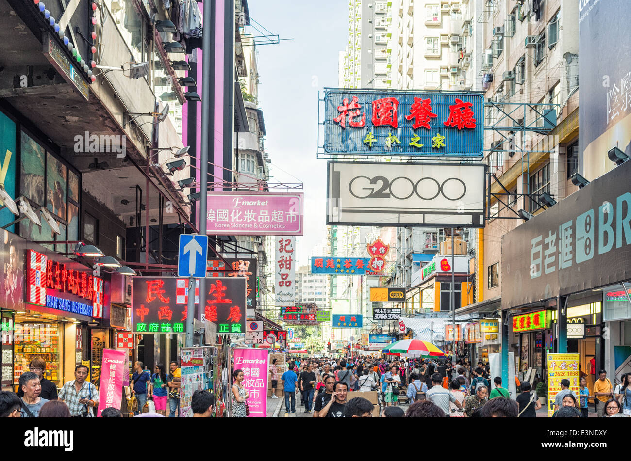 Mongkok Street Scene, uno de los abarrotados lugar en Hong Kong. Foto de stock
