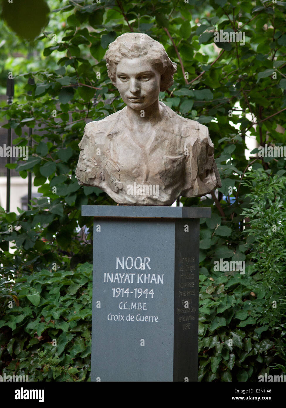 Un busto de Noor Inayat Khan en Gordon Square Garden en Bloomsbury, Londres Foto de stock