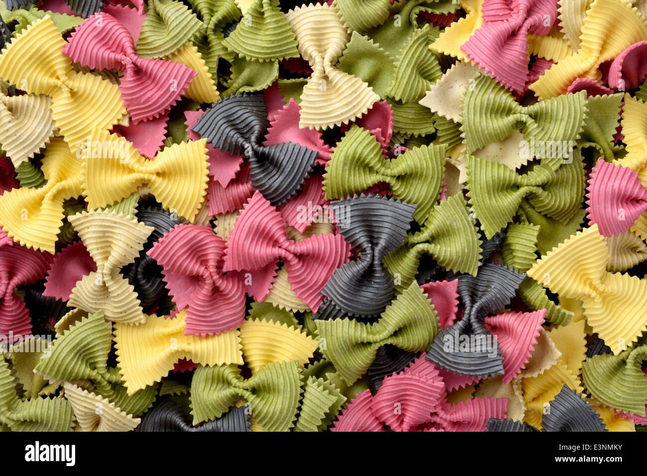 Alimentos crudos: fondo de pasta farfalle multicolor Foto de stock