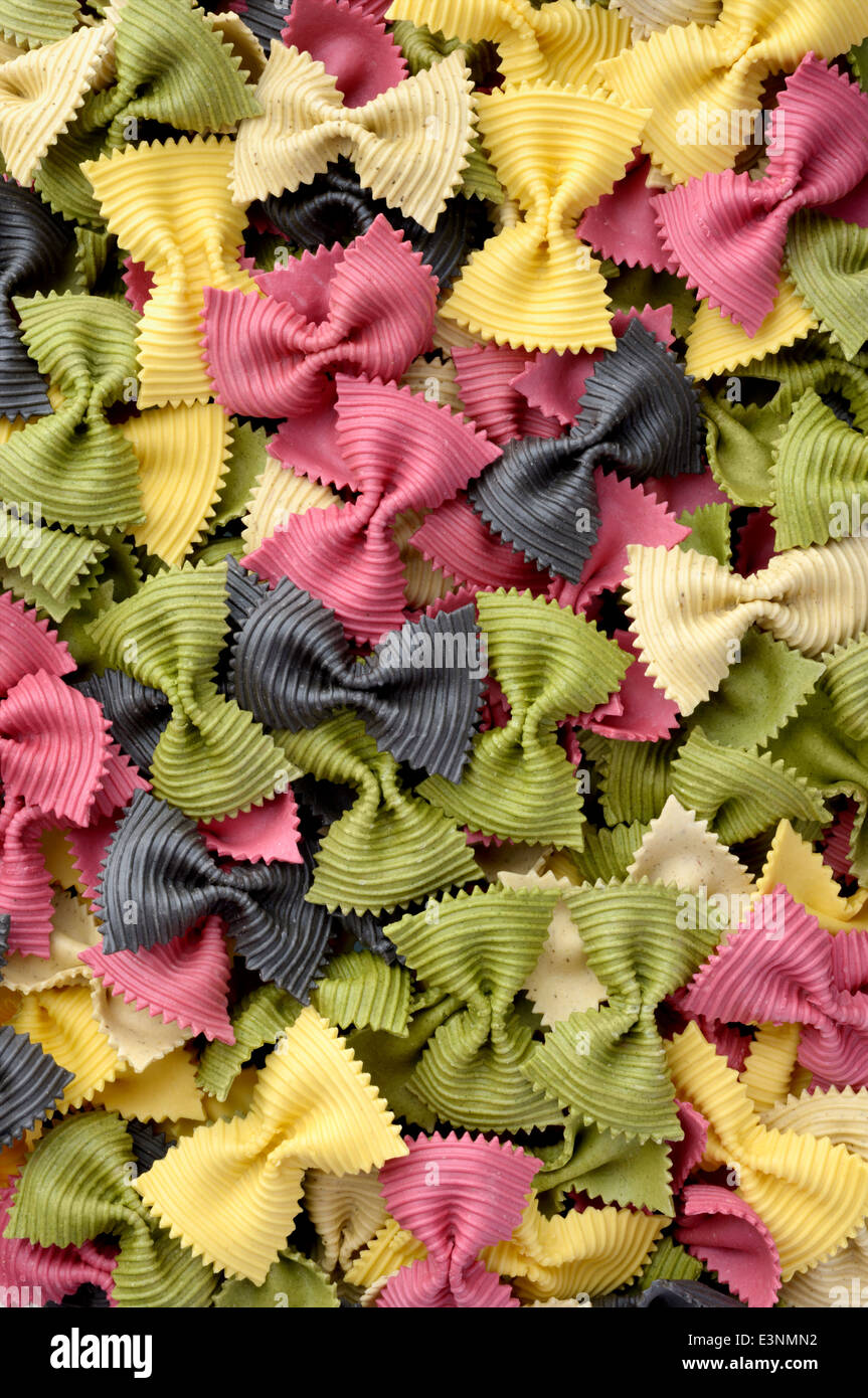 Alimentos crudos: fondo de pasta farfalle multicolor Foto de stock