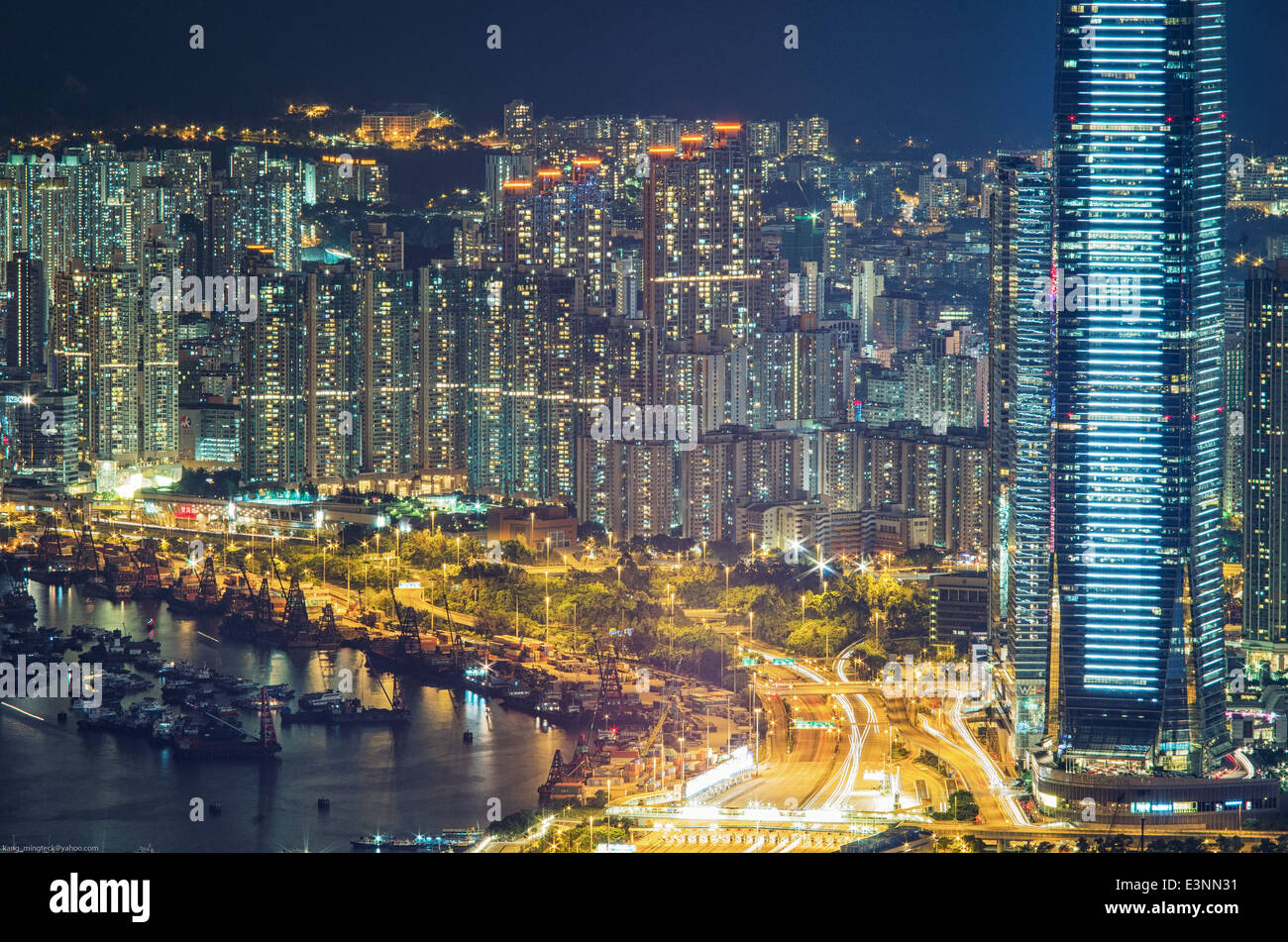 Carcasas de Hong Kong por la noche, con una alta densidad de población. Foto de stock