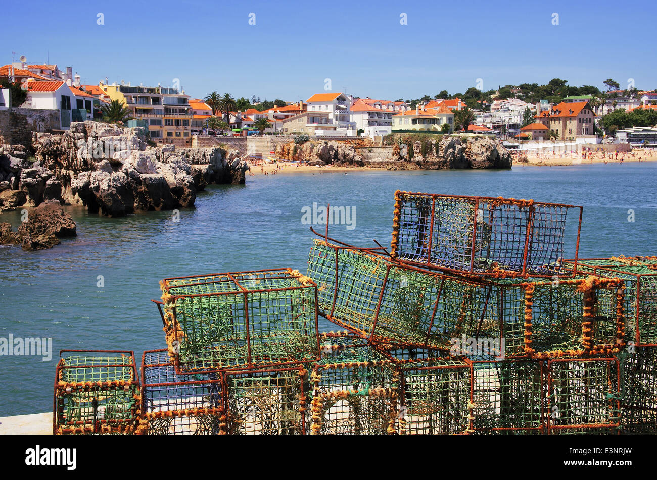 Capturas de pesca en un puerto y una visión global de la hermosa villa turística de Cascais, Portugal. Foto de stock
