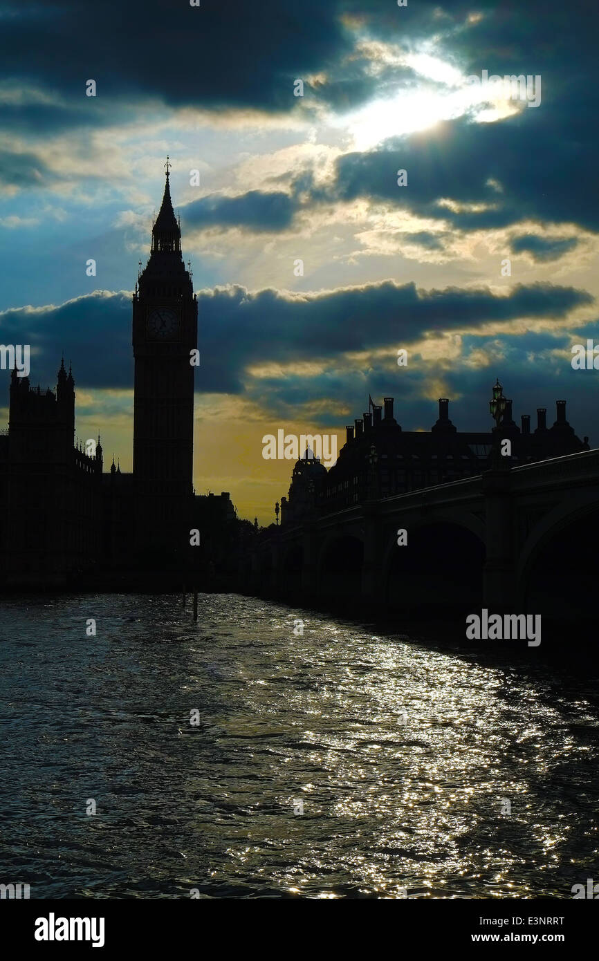 Puesta de sol sobre el puente de Westminster y el Big Ben. Foto de stock