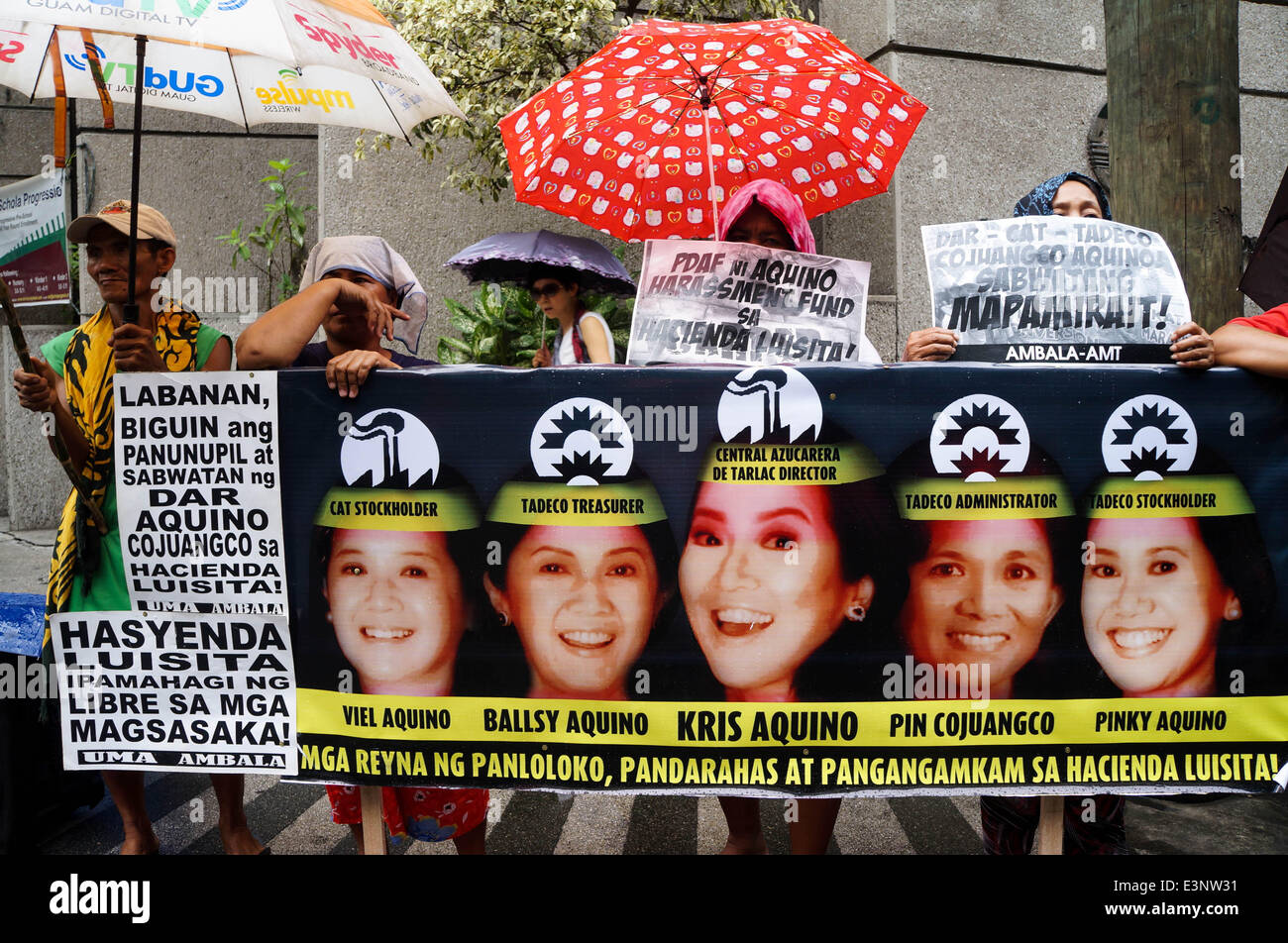 Makati Filipinas El 26 De Junio De 2014 Dias Antes De Que El Programa De Reforma Agraria Carp Expiracion Los Manifestantes Muestra Sus Banderolas Con Las Caras Del Presidente Benigno Aquino Iii