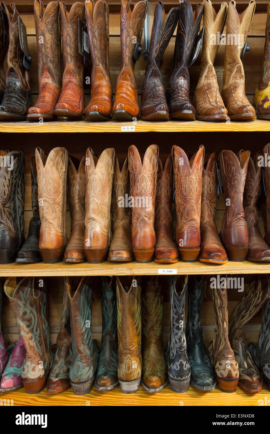 Botas Vaqueras recubren los estantes, Austin, Texas, Estados Unidos de  América Fotografía de stock - Alamy