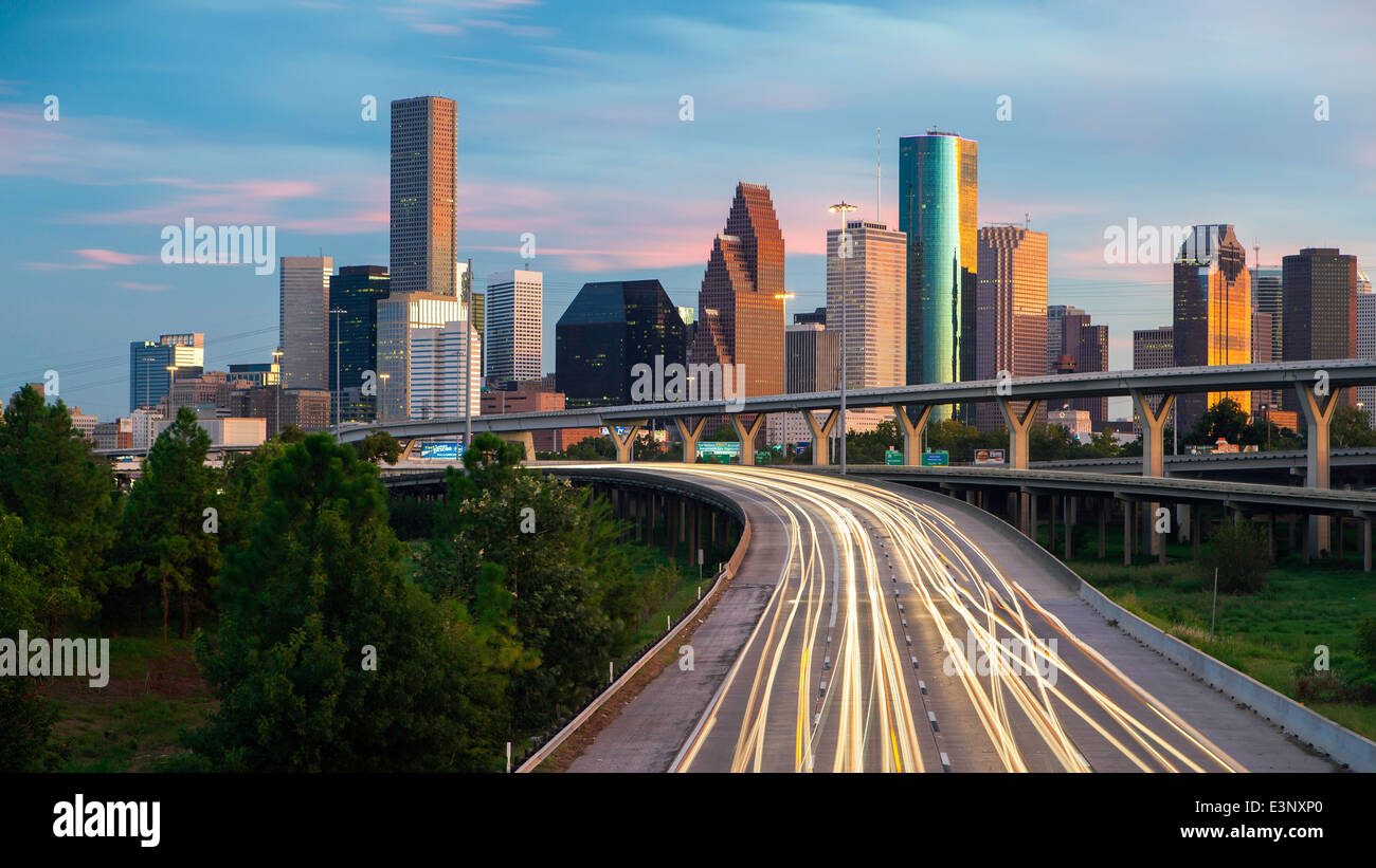 El perfil de la ciudad y de la autopista interestatal, Houston, Texas, Estados Unidos de América Foto de stock