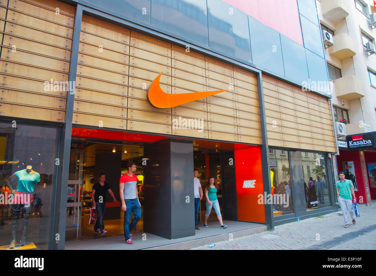 Tienda Nike, central de Izmir, Turquía, Asia Menor Fotografía de stock -  Alamy