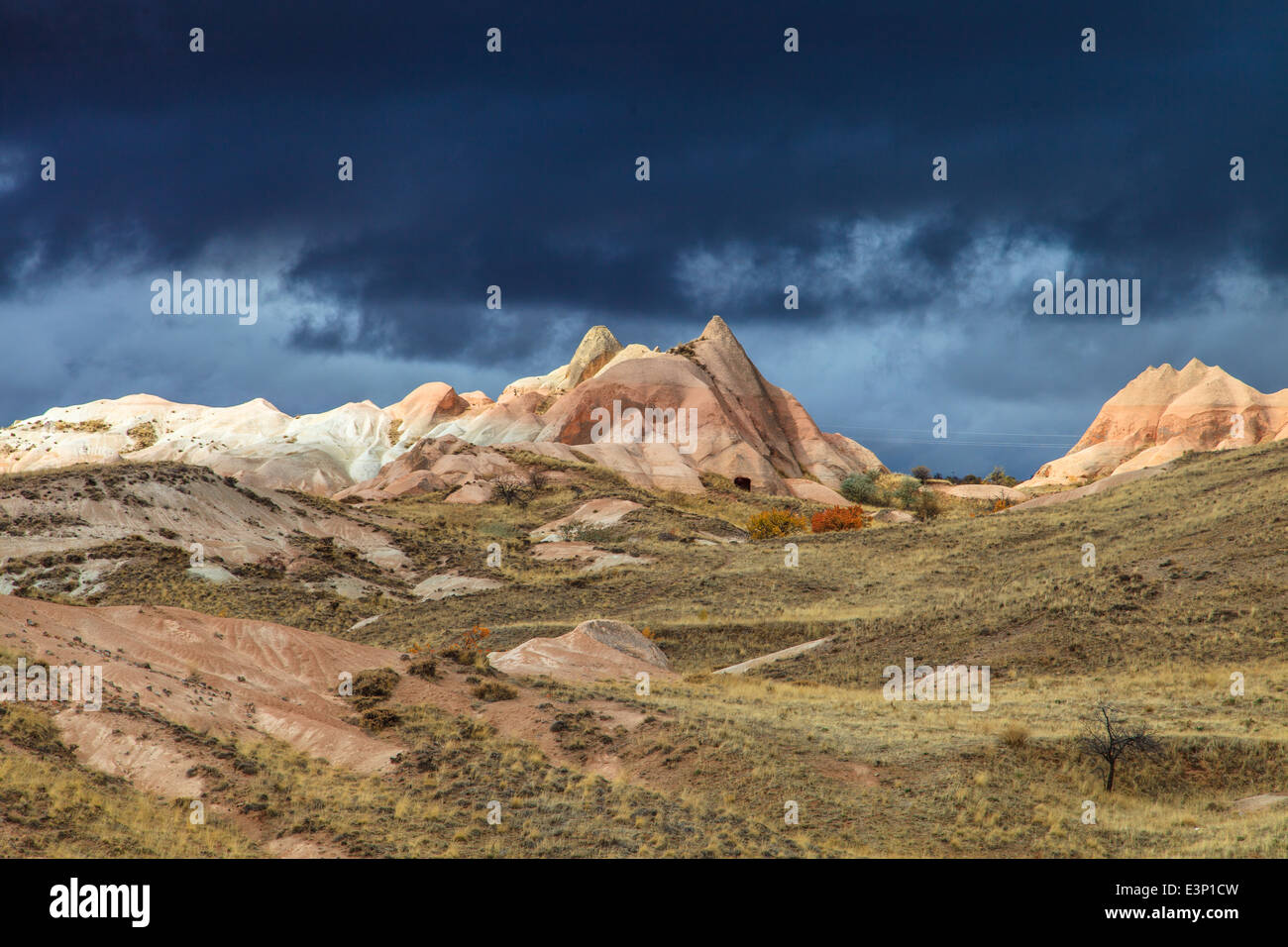 Formación de rocas de color en Capadocia Foto de stock