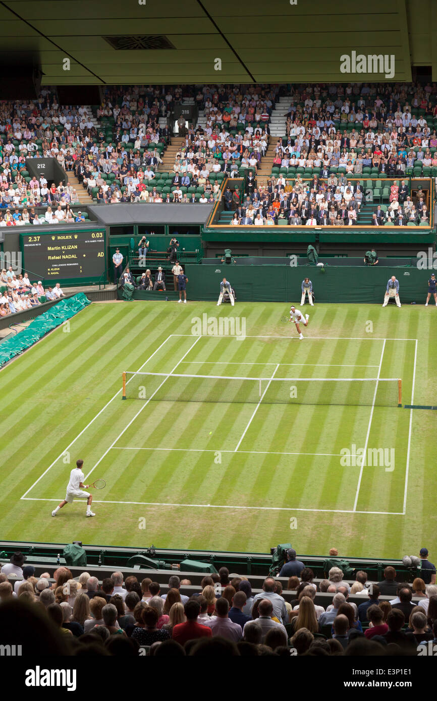 Mens singles tennis match, Campeonato de tenis de Wimbledon 2014, All England Lawn Tennis Club, Londres, Reino Unido Foto de stock