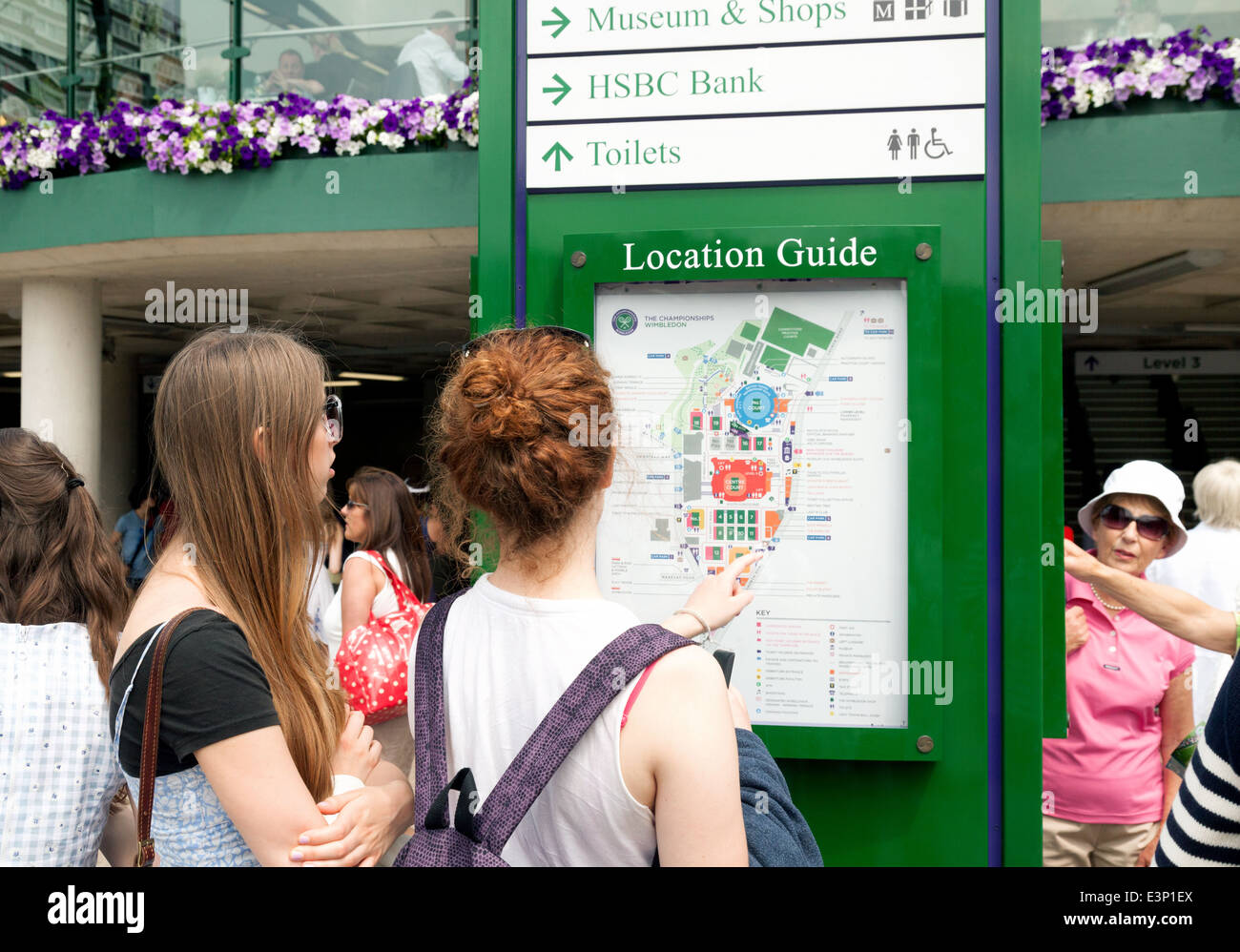 Las personas mirando un mapa de ubicación, Wimbledon Lawn Tennis Club de Londres, Inglaterra, Reino Unido Foto de stock