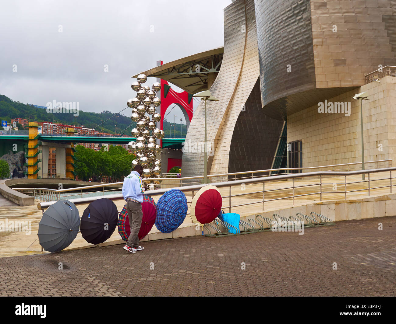 Venta de paraguas en de lluvia fuera museo Guggenheim, Bilbao, España Fotografía de - Alamy