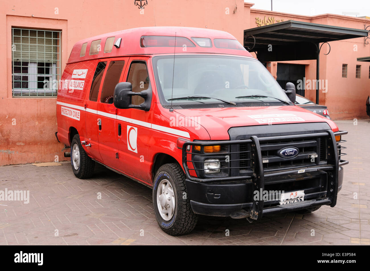 La ambulancia estacionada en Marrakech, Marruecos Foto de stock