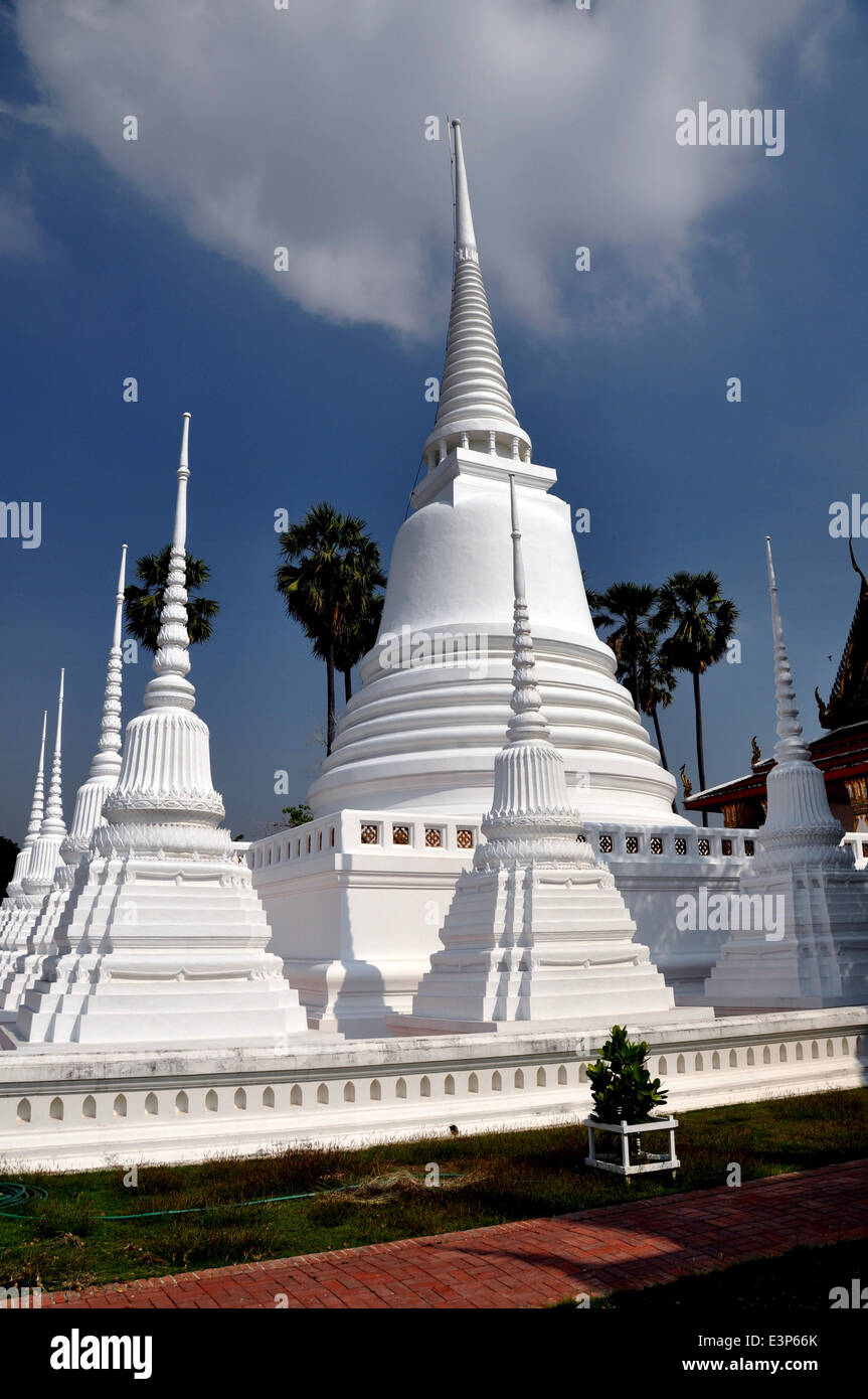 AYUTTHAYA, Tailandia: Chedis blancos pequeños en Wat Suwan Dararam Foto de stock