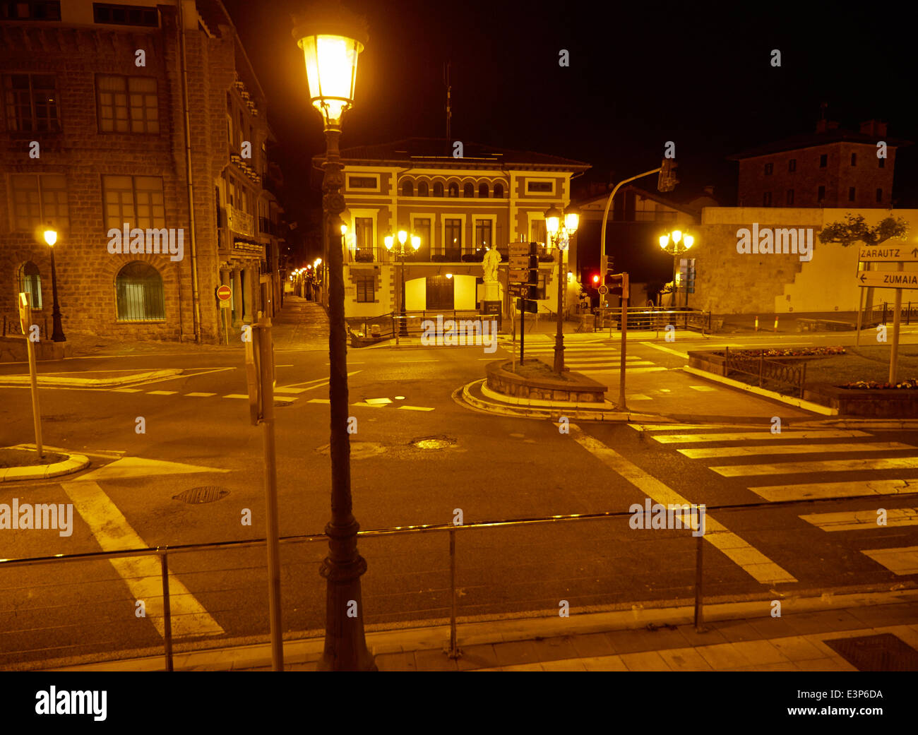 Getaria, Gipuzkoa, País Vasco, España. El centro de la ciudad por la noche. Foto de stock