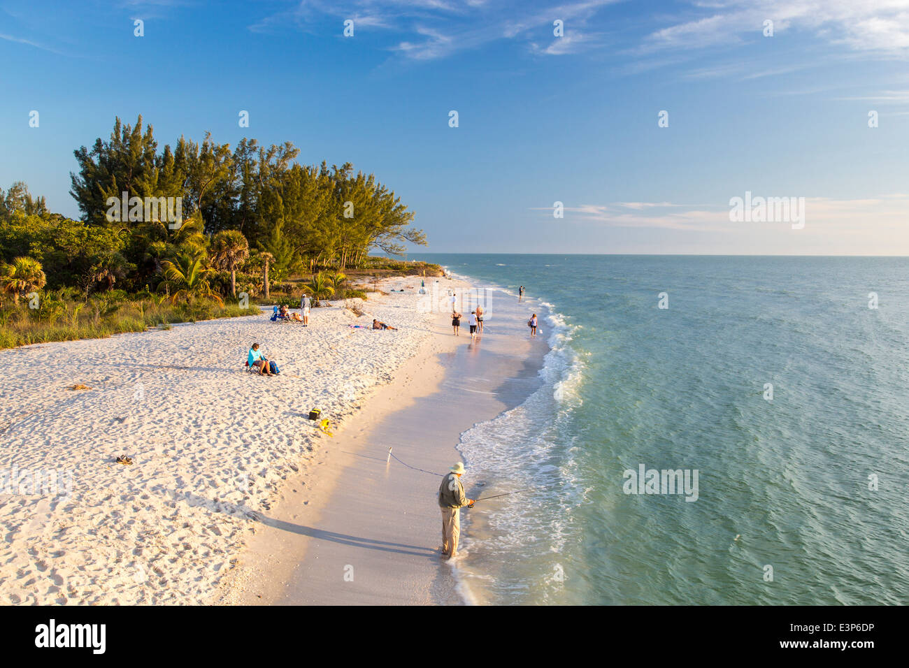 Playa de arenas blancas al atardecer en Sanibel Island, Florida, EE.UU. Foto de stock