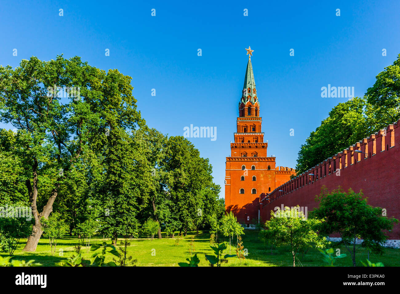 Borovitskaya torre del Kremlin de Moscú, y la parte inferior de Alexander Garden Foto de stock