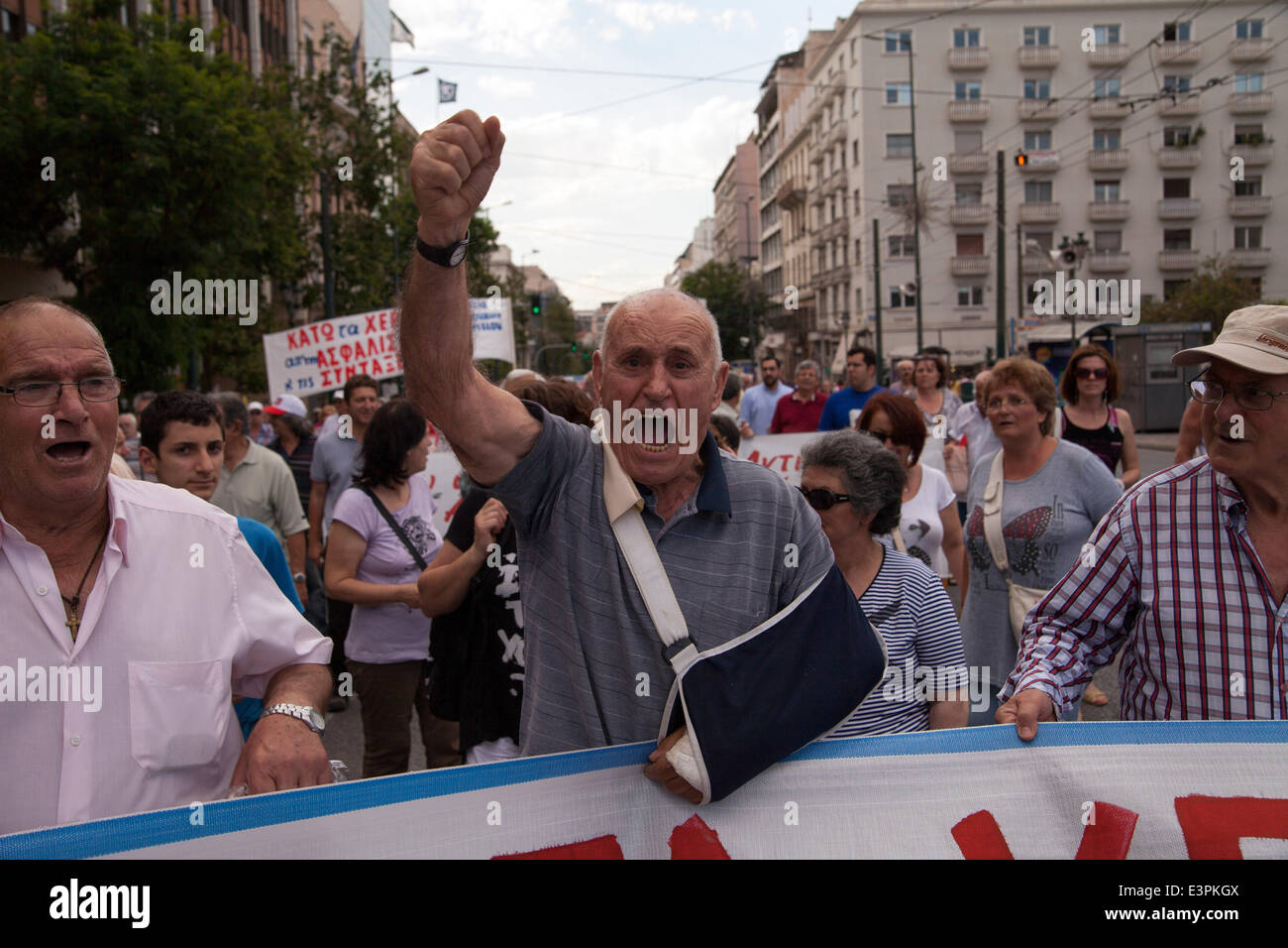 Griechische Rentner protestieren. Griechenland weiter protesta der Rentner gegen bevorstehende Kürzungen. 19.06.2014 Foto de stock
