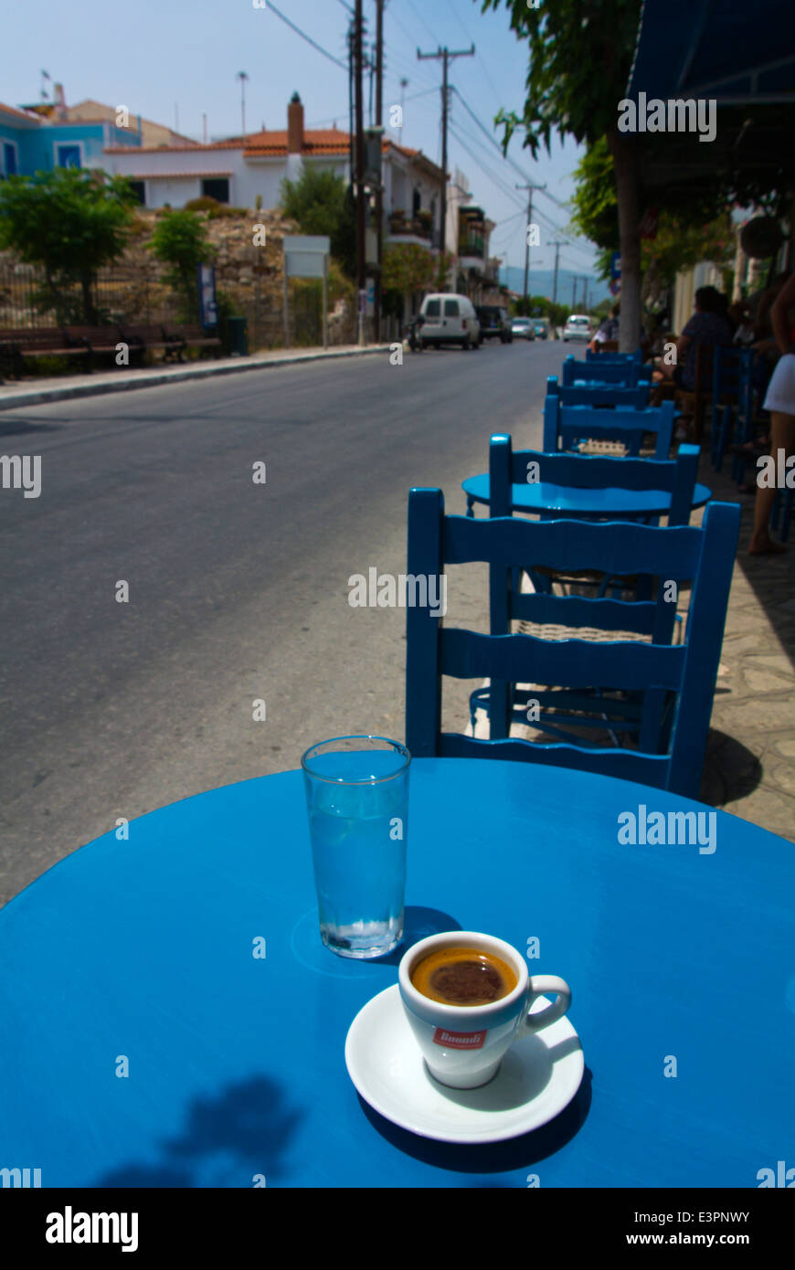 Taza de café griego, Pythagoreio, Samos, Mar Egeo, Grecia, Europa Foto de stock