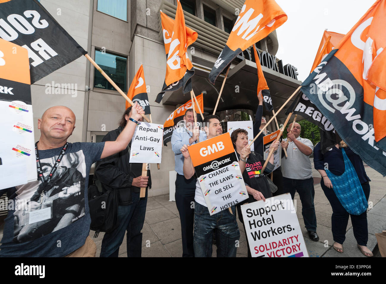 Park Lane, Londres, Reino Unido. El 27 de junio de 2014. El GMB Union y activistas LGBT protesta fuera de 45 Park Lane Hotel en Londres. La demostración se realizó como resultado del boicot que empezó en América del Dorchester Hotel de cadena. El Dorchester cadena es propiedad del sultán de Brunei, que ha introducido recientemente homófobo y anti-mujer legislación en Brunei. Crédito: Lee Thomas/Alamy Live News Foto de stock