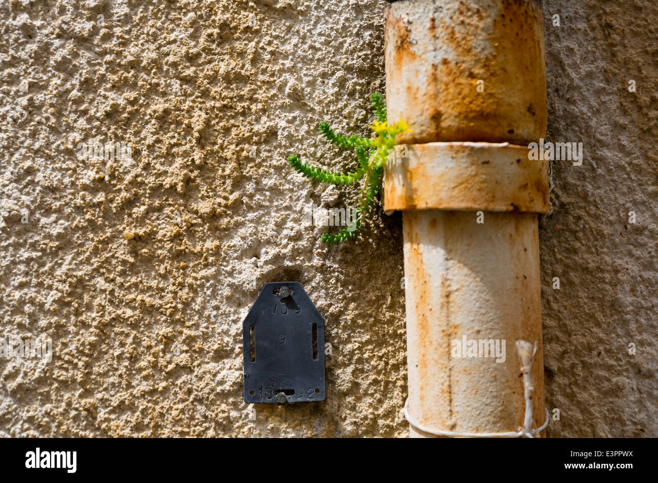 Canalización de aguas residuales en Avignon Provence, Francia Foto de stock