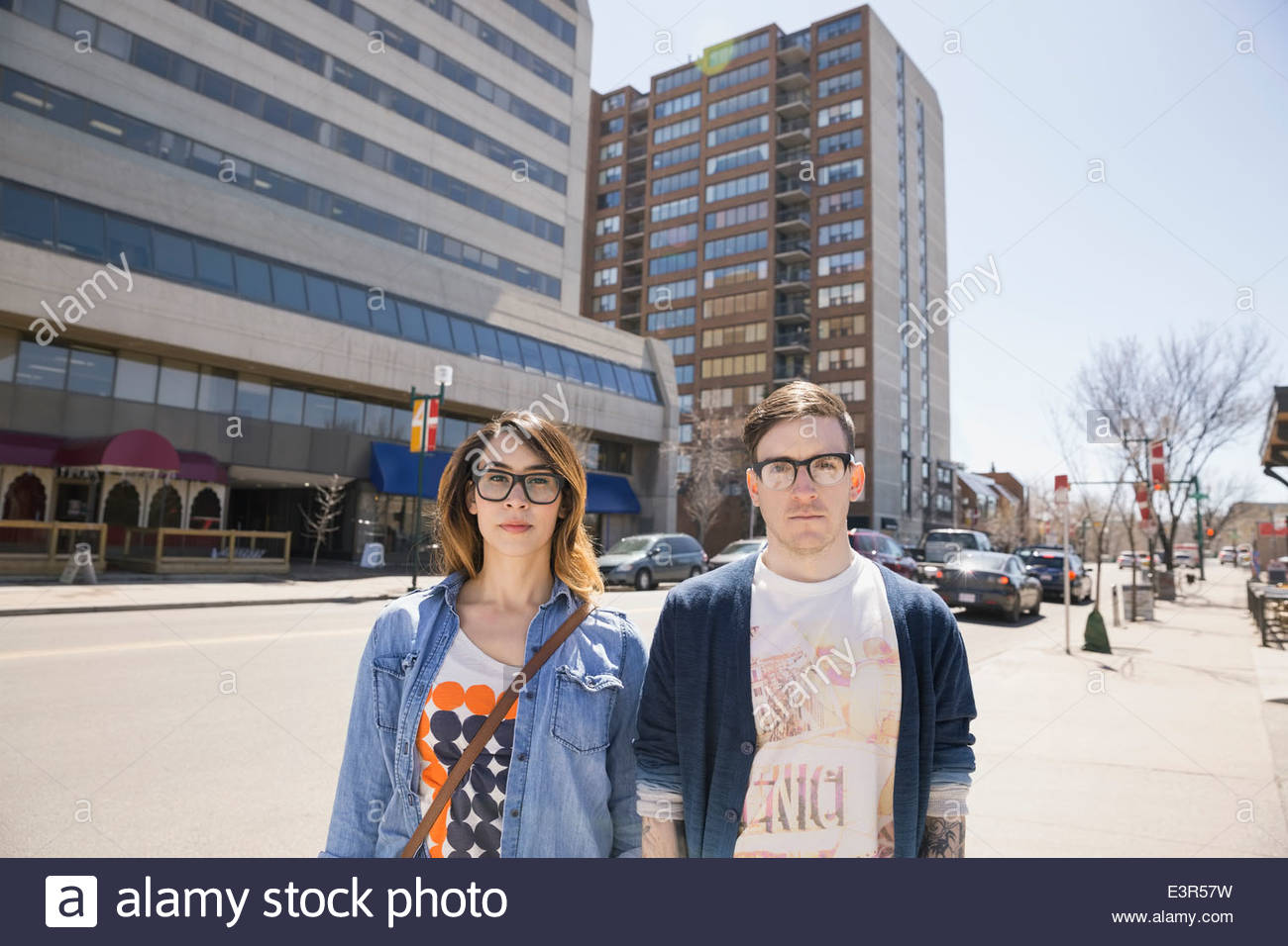 Retrato de hipster pareja soleada calle urbana Foto de stock