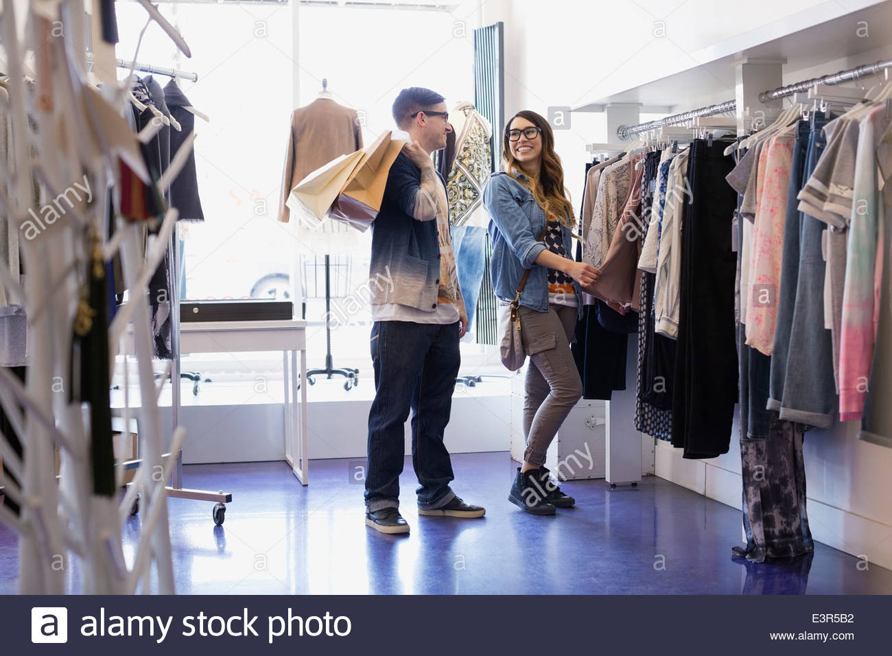 Par de compras en tienda de ropa Foto de stock