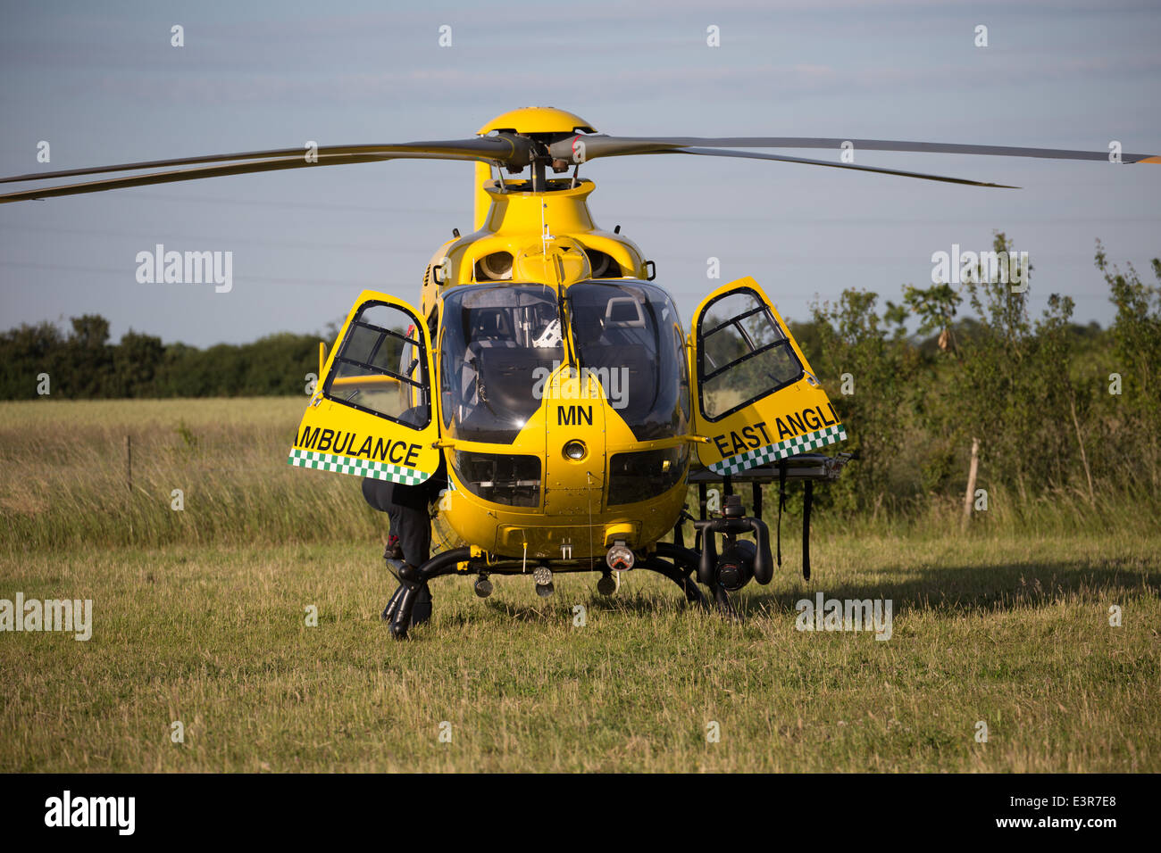 Alimentado por dos 452 kw fotografías e imágenes de alta resolución Alamy