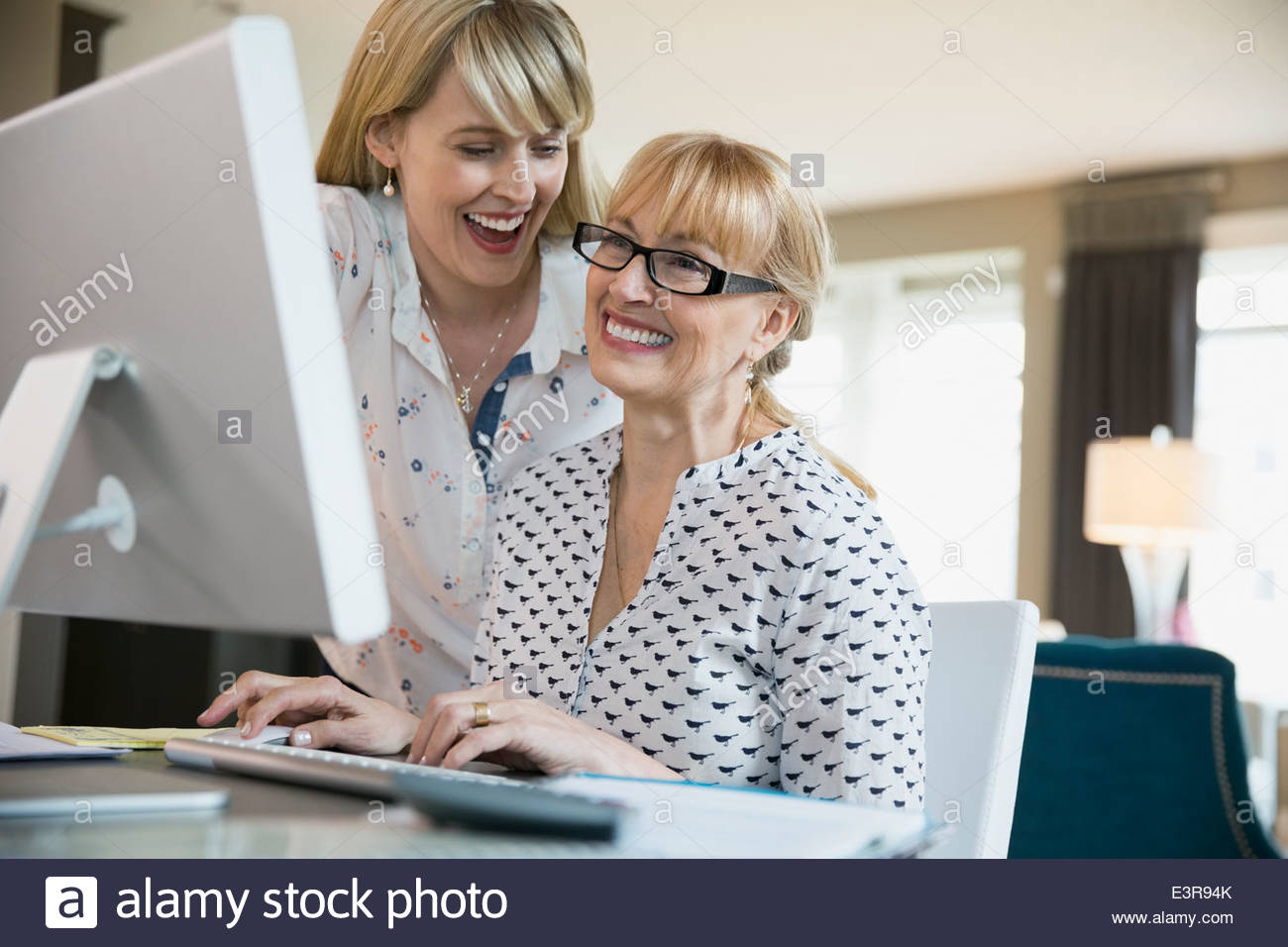 Madre e hija utilizando el equipo Foto de stock