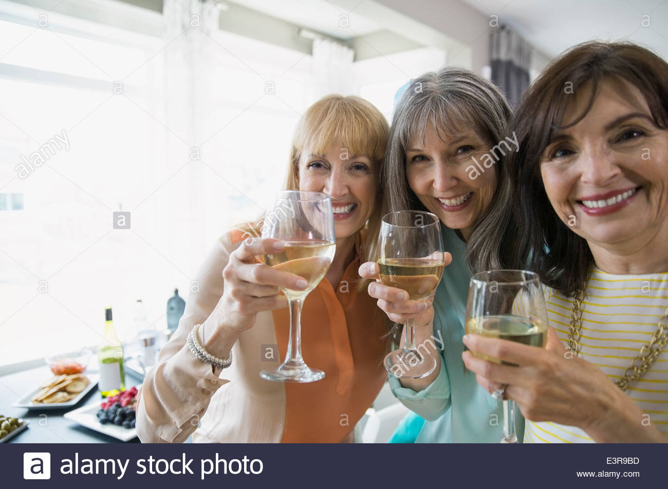 Retrato de mujer bebiendo vino blanco en parte Foto de stock