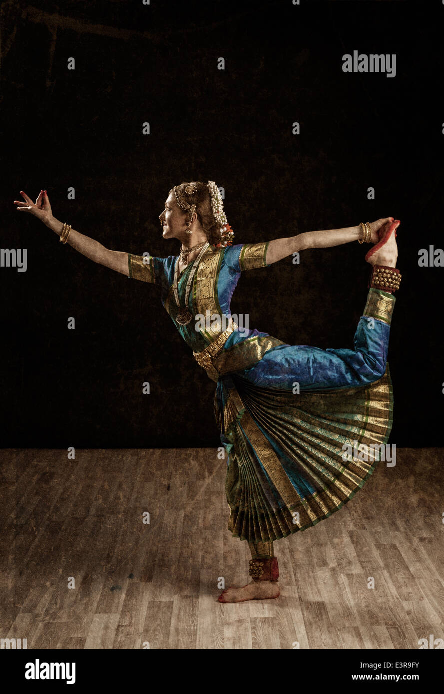 Imagen de estilo retro vintage de mujer hermosa joven bailarina exponente de la danza clásica india Bharatanatyam Foto de stock