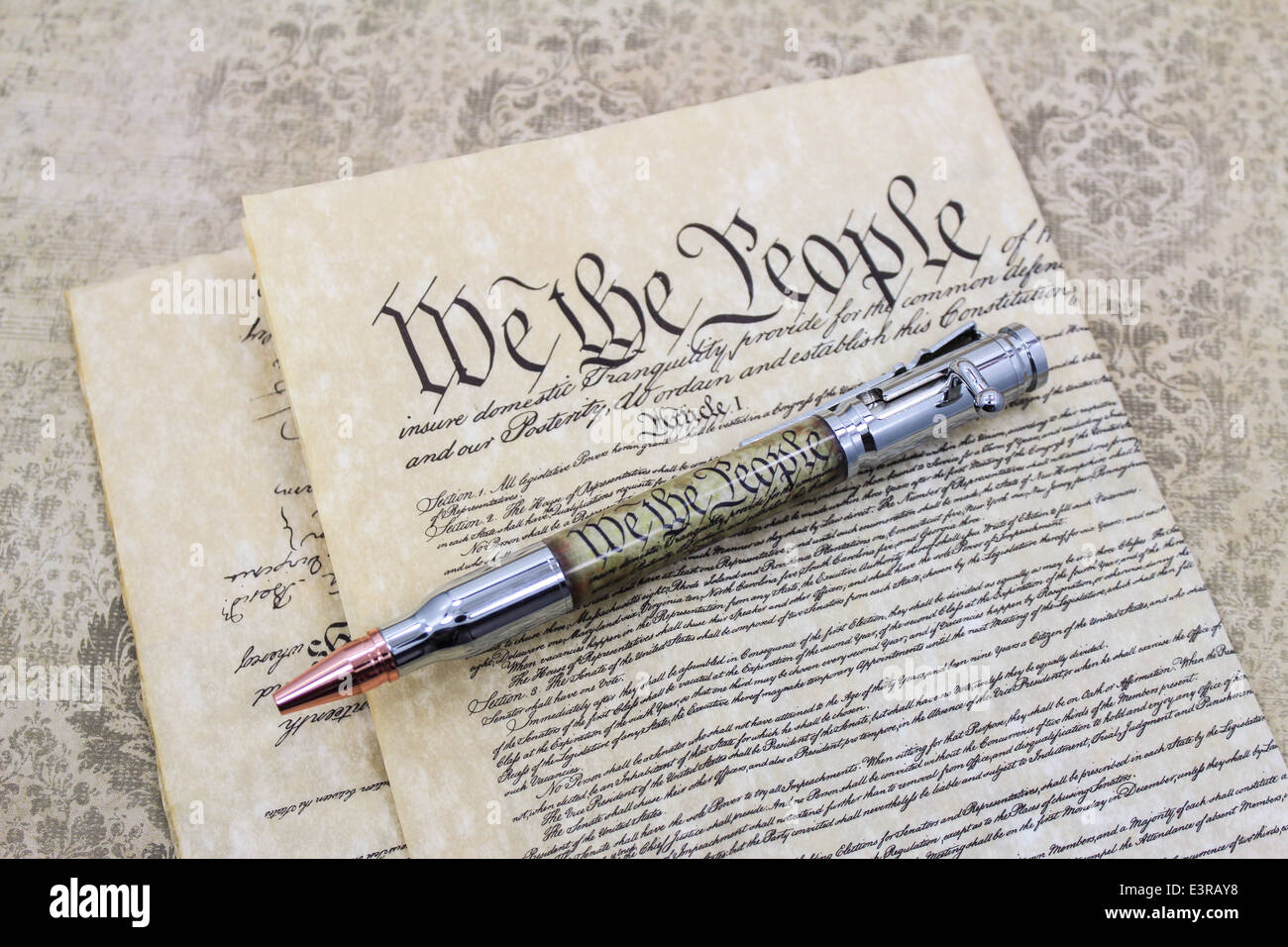 Constitución de los Estados Unidos en la parte superior de la pluma a la Constitución de los Estados Unidos. Foto de stock