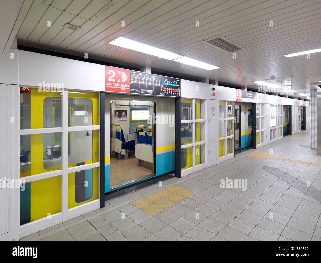 En una estación de tren subterráneo plataforma en Kyoto, Japón. Foto de stock