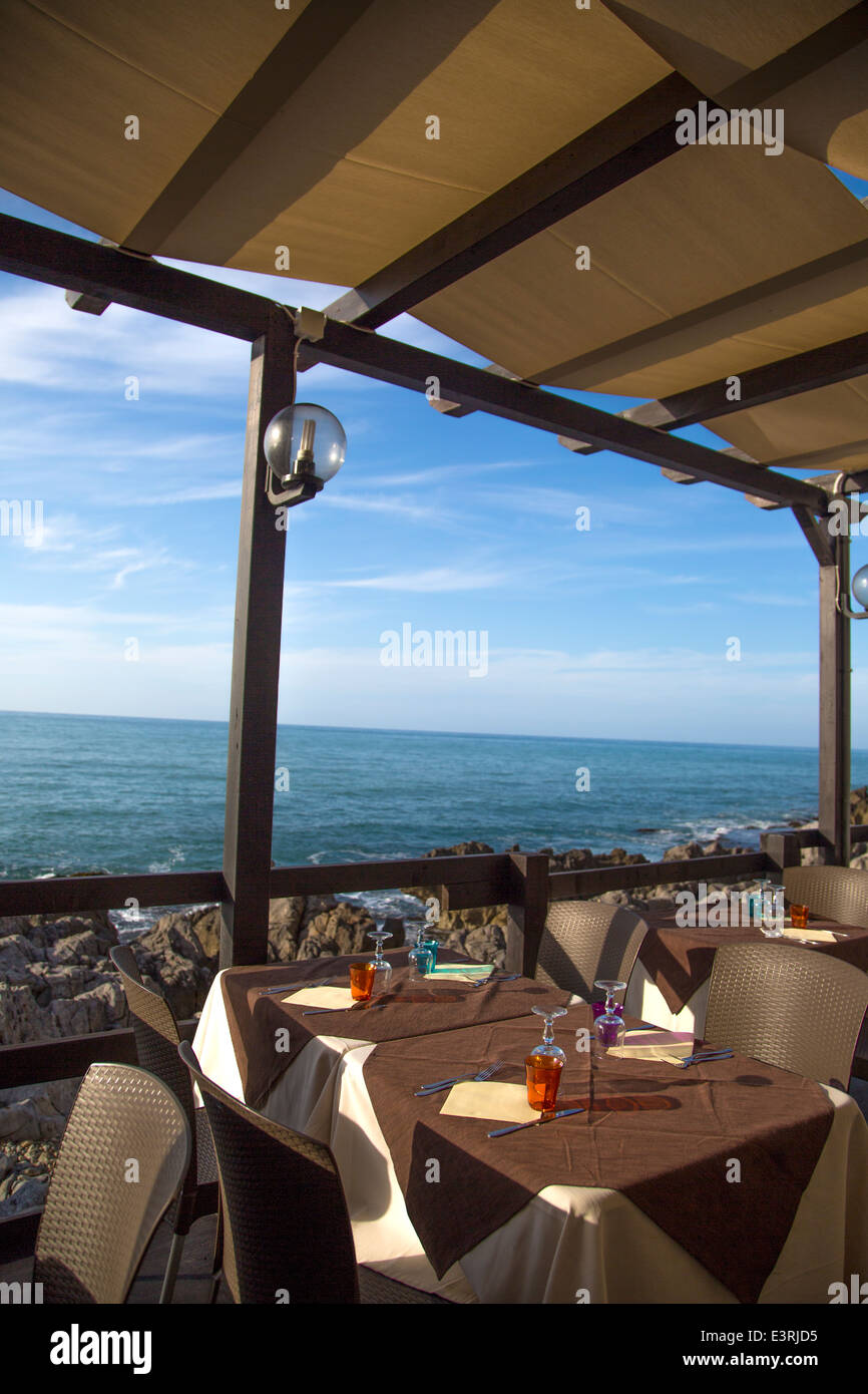 Restaurante con vista al mar en Cefalu, Sicilia Foto de stock