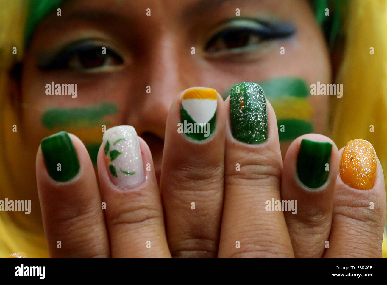 140628) - SAO PAULO, 28 de junio de 2014 (Xinhua)-- un simpatizante de  Brasil muestra sus uñas decoradas antes de una ronda de 16 macth entre  Brasil Chile una Copa Mundial de