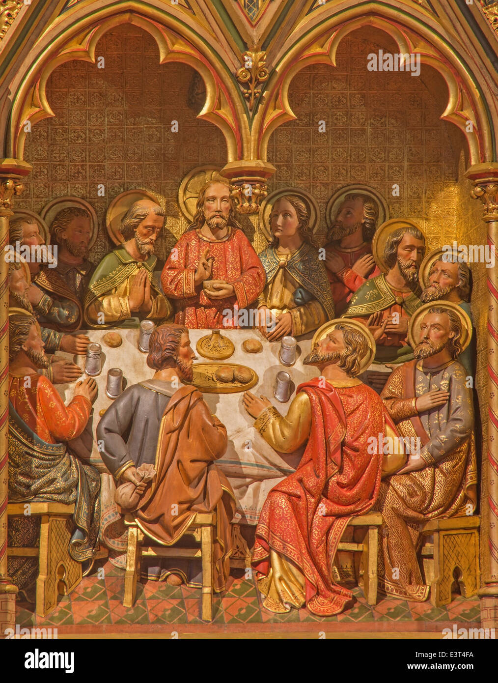 En Brugge, Bélgica - Junio 13, 2014: La Última Cena de Cristo. Formulario tallado altar principal (19%). En st. Giles (Sint Gilliskerk). Foto de stock