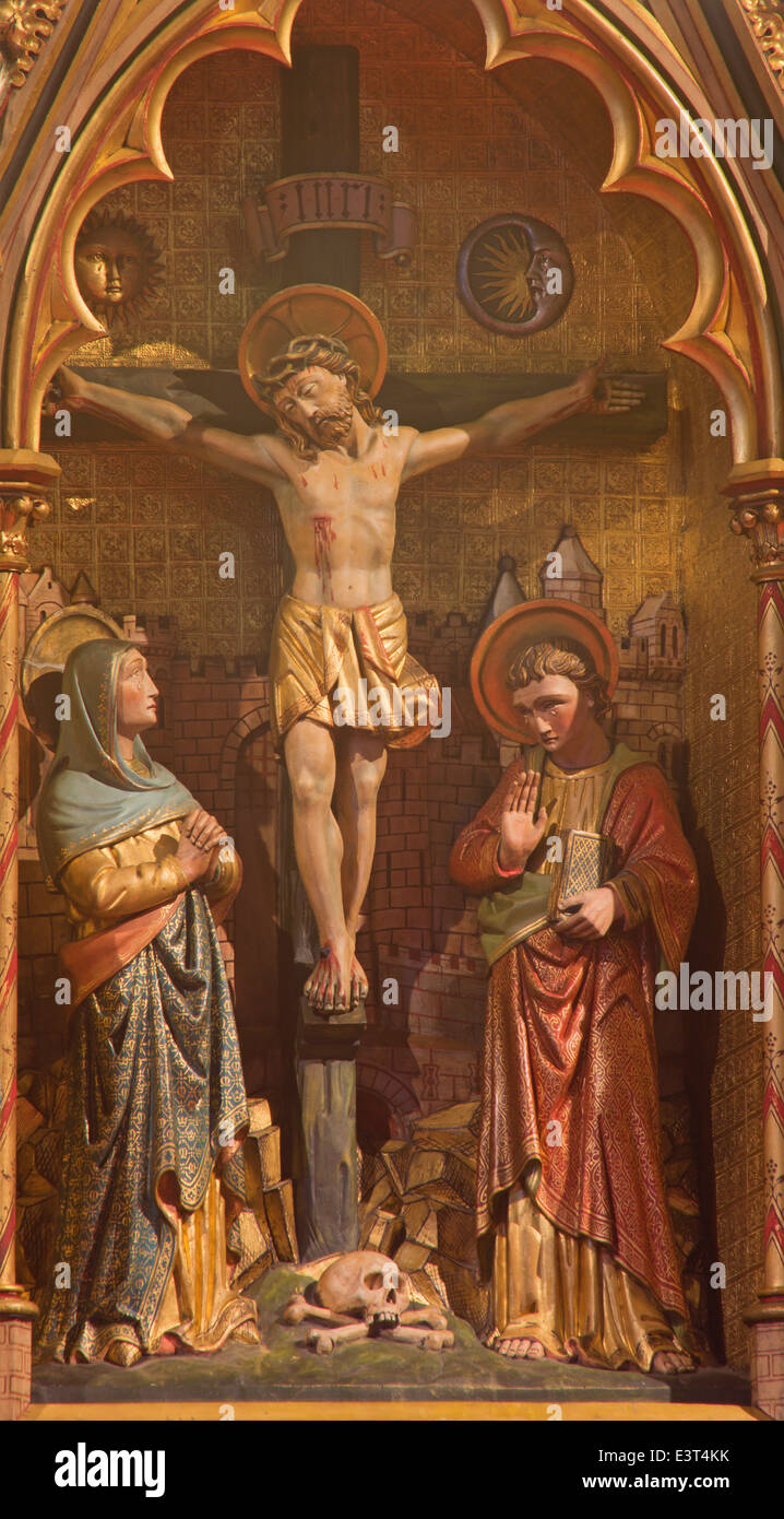 En Brugge, Bélgica - Junio 13, 2014: la crucifixión. Formulario tallado altar principal (19%). En st. Giles (Sint Gilliskerk). Foto de stock