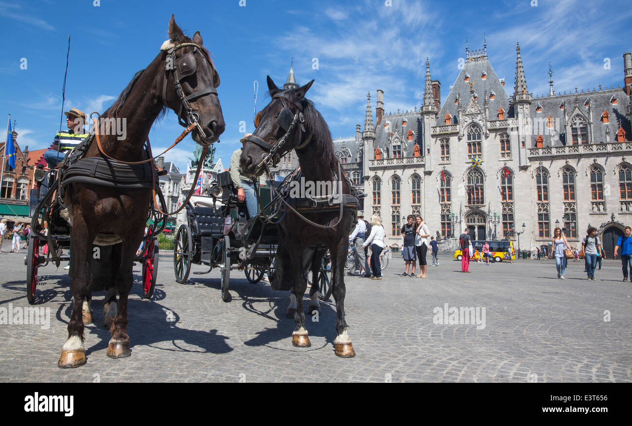 En Brugge, Bélgica - Junio 13, 2014: el carro en el Grote Markt y la Provinciaal Hof edificio en segundo plano. Foto de stock