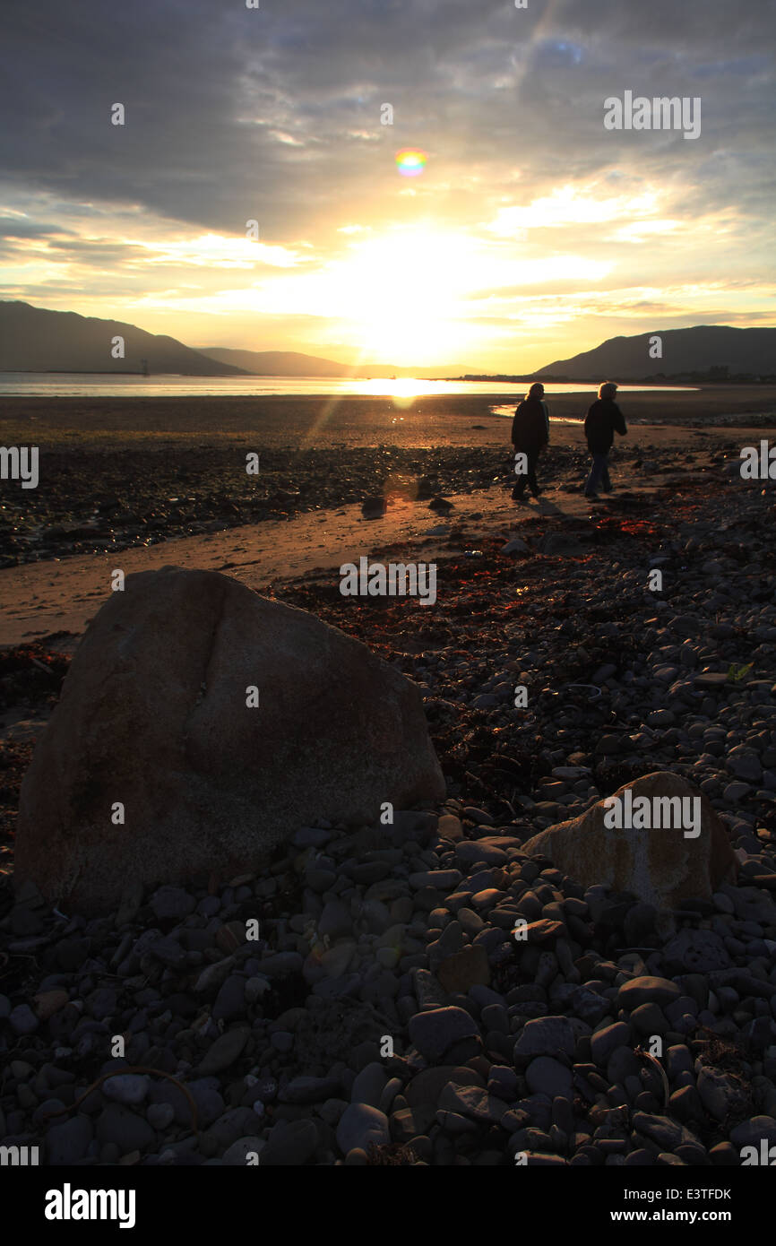 Puesta de sol en Carlingford Lough mirando desde Cranfield Beach hacia Carlingford, Condado de Down, Irlanda del Norte Foto de stock