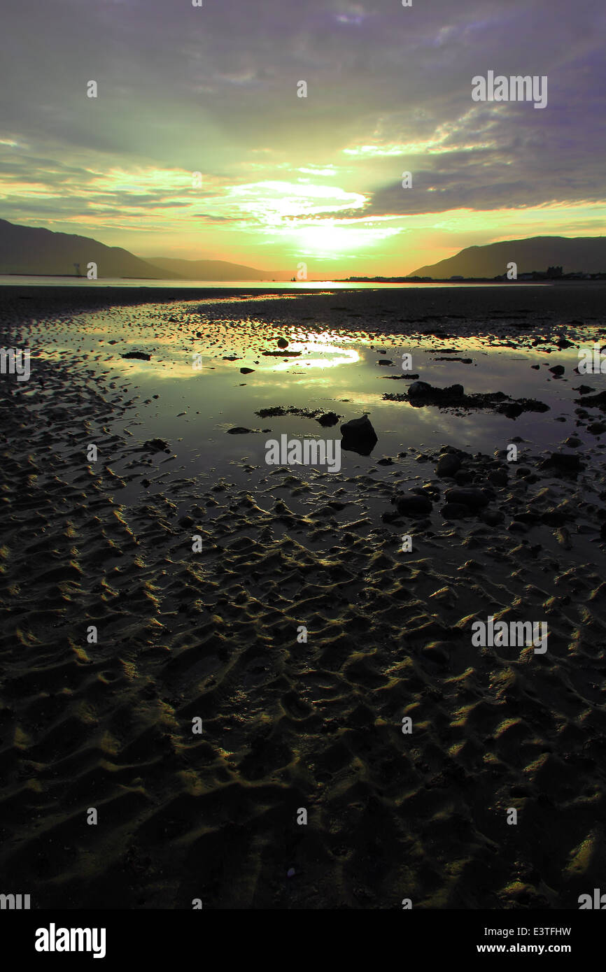 Puesta de sol en Carlingford Lough mirando desde Cranfield Beach hacia Carlingford, Condado de Down, Irlanda del Norte Foto de stock